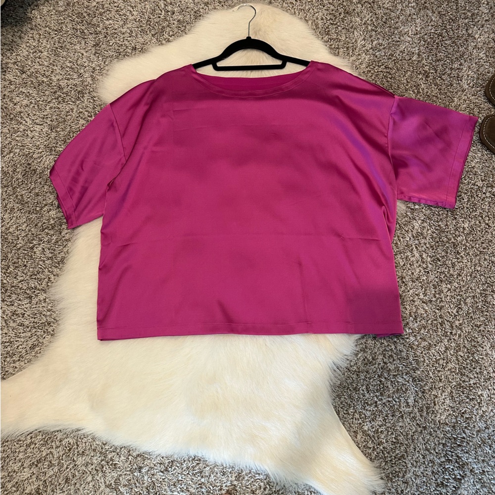 NWOT DAILY DRILLS Silky Collection Women's Fuchsia Short Sleeve Top. Size L.